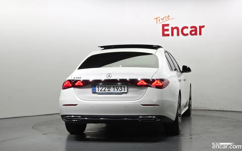 Mercedes-Benz E-Class E200 2025 — thumbnail 4