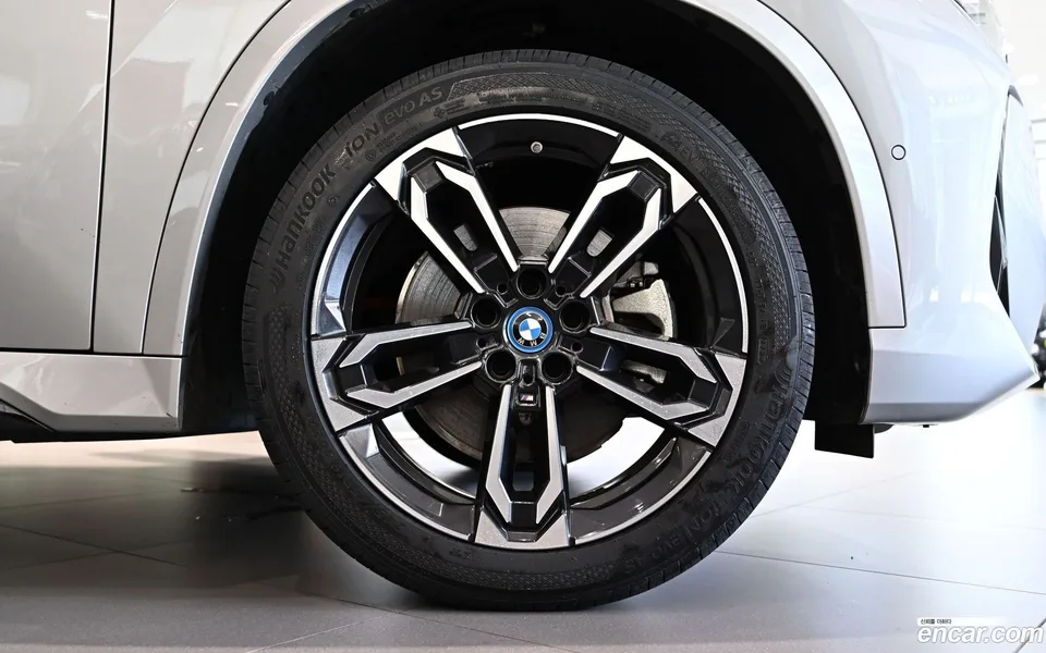 BMW iX1 xDrive 30 M 2025 — миниатюра 2