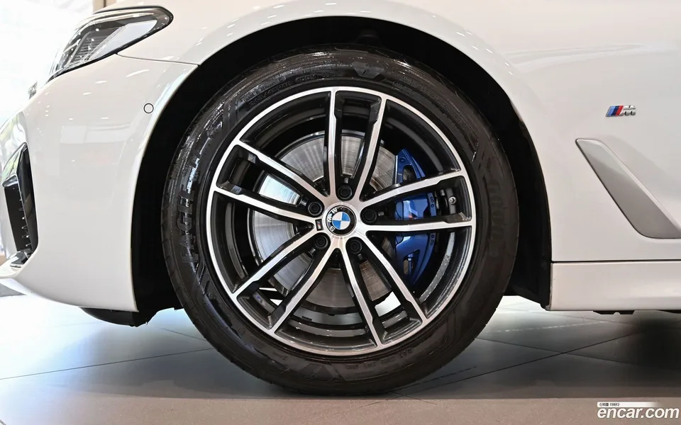 BMW 5 Series 520i M 2023 — миниатюра 2