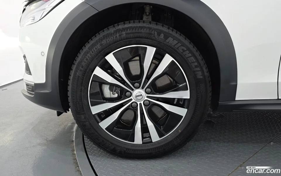 Volvo V90 Cross Country B5 AWD 2025 — thumbnail 2
