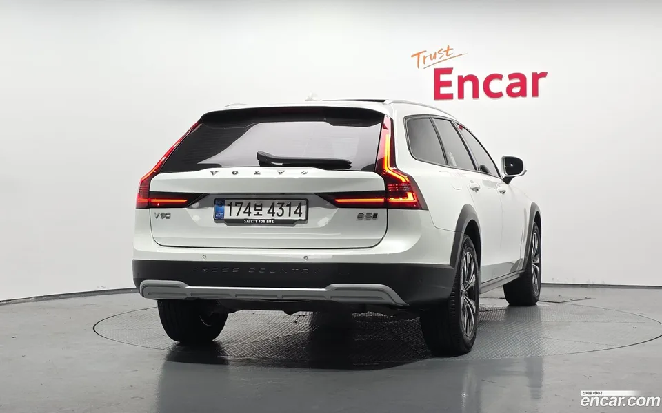 Volvo V90 Cross Country B5 AWD 2025 — thumbnail 4