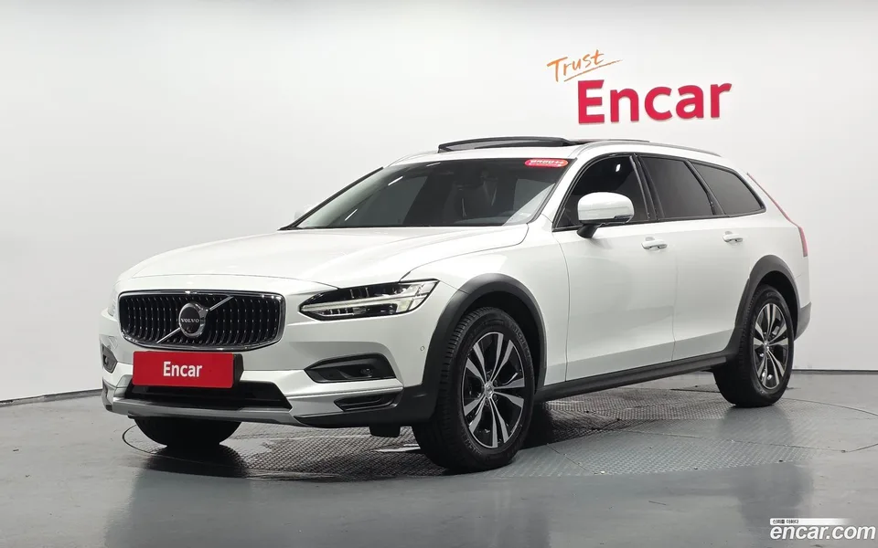 Volvo V90 Cross Country B5 AWD 2025 — photo 1, buy with delivery to Moscow