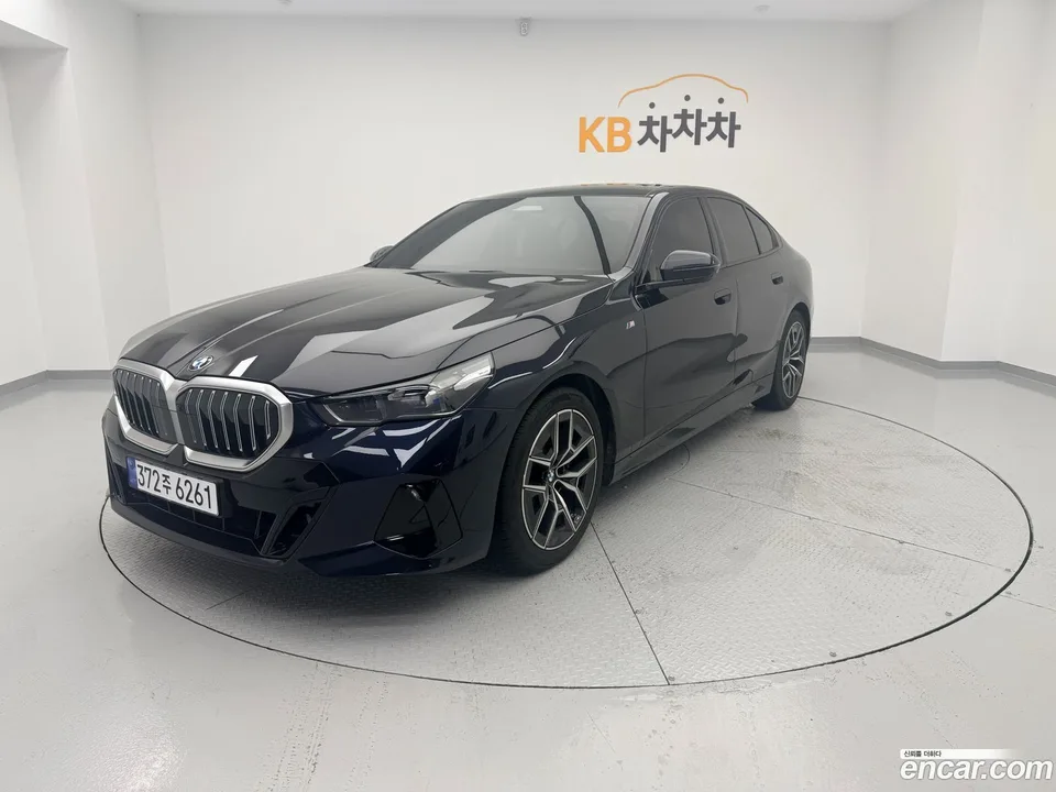 BMW 5 Series 520i M 2024 — фото 1, купить с доставкой в Москву
