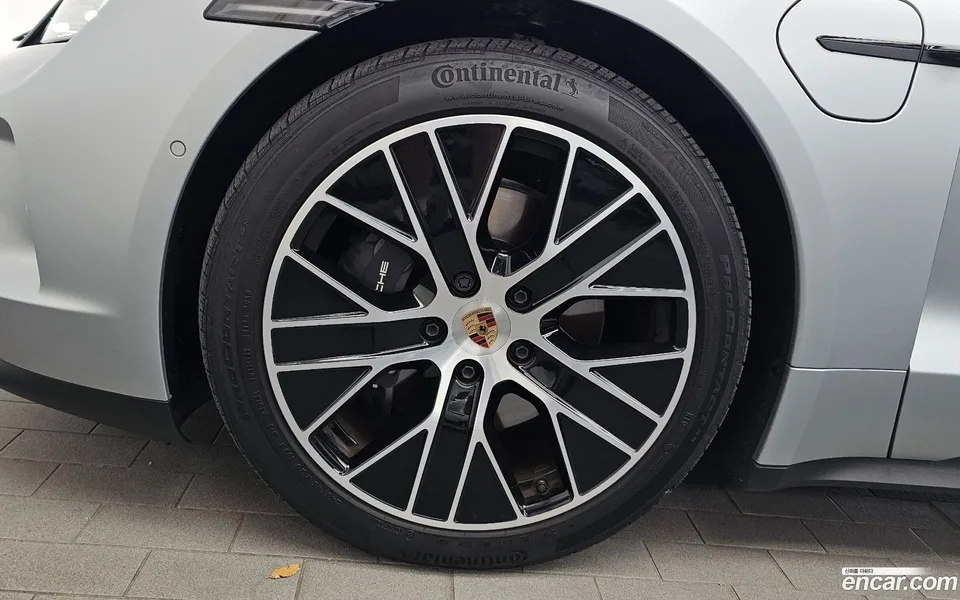 Porsche Taycan 2025 — thumbnail 2