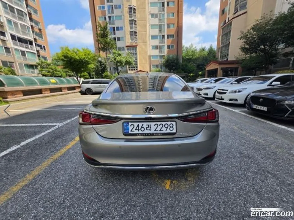 Lexus ES 300h 2024 — thumbnail 3