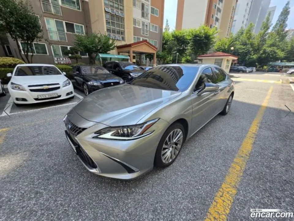 Lexus ES 300h 2024 — photo 1, buy with delivery to Moscow