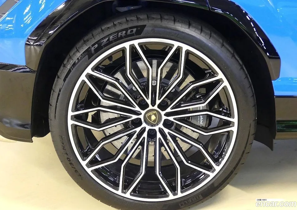 Lamborghini Urus 4.0 V8 SE 2025 — thumbnail 2