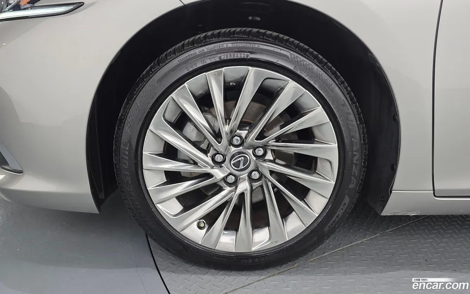 Lexus ES 300h 2023 — thumbnail 2