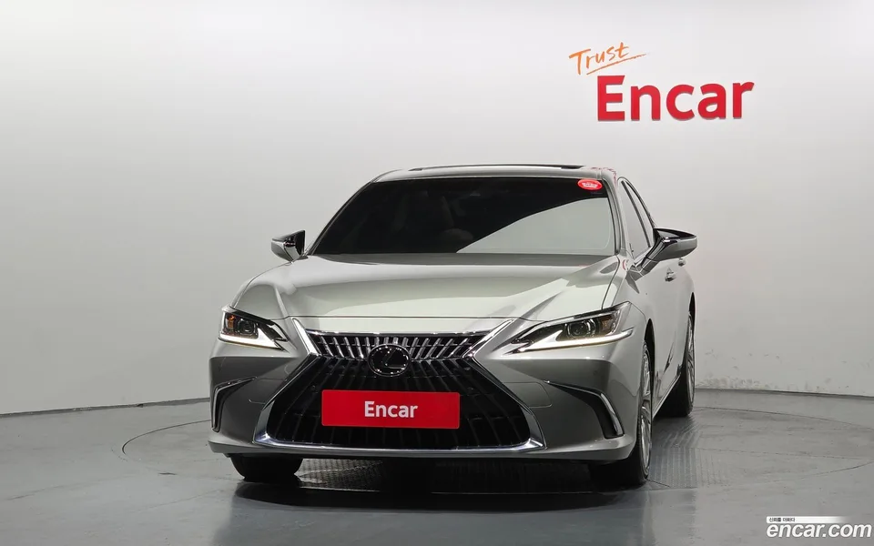 Lexus ES 300h 2023 — thumbnail 3
