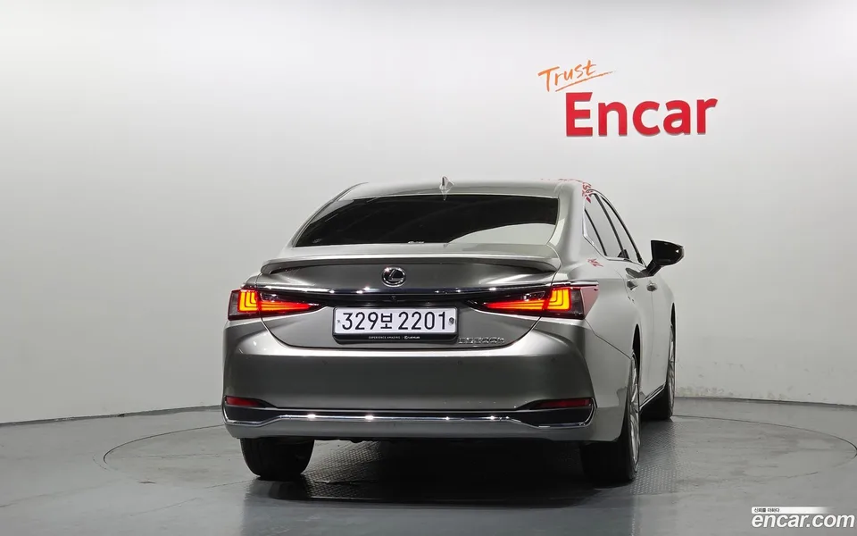 Lexus ES 300h 2023 — thumbnail 4
