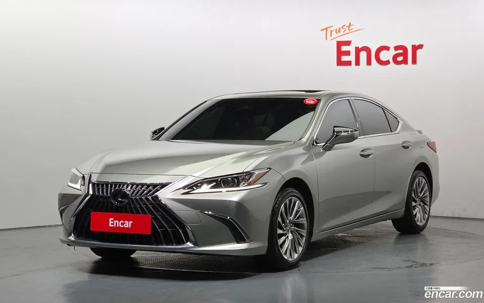 Lexus ES 300h 2023 — photo 1, buy with delivery to Moscow