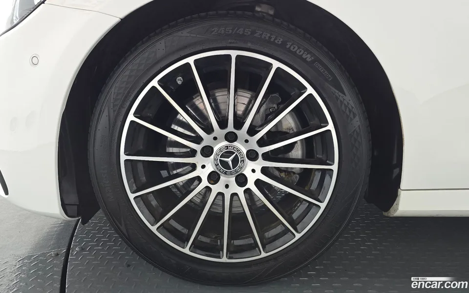 Mercedes-Benz E-Class E250 AMG Line 2023 — thumbnail 2