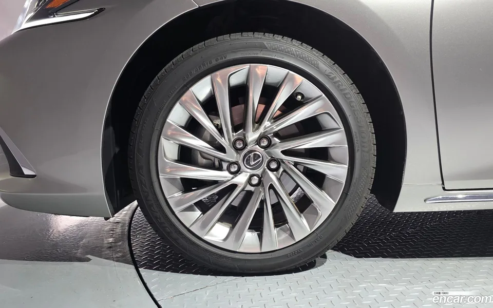 Lexus ES 300h 2025 — thumbnail 2