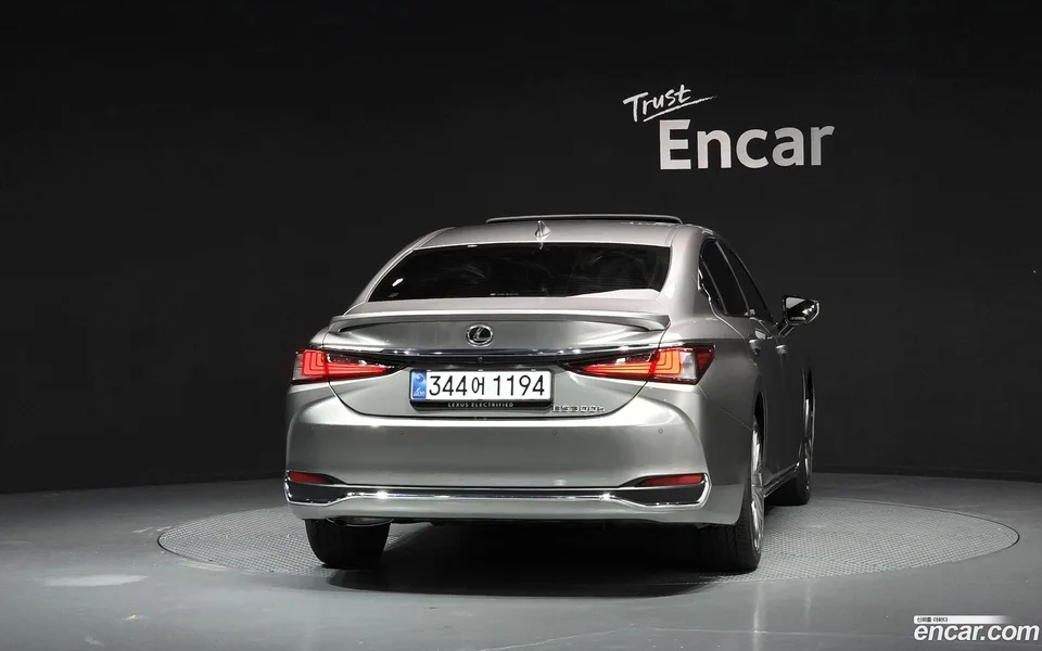 Lexus ES 300h 2025 — thumbnail 4
