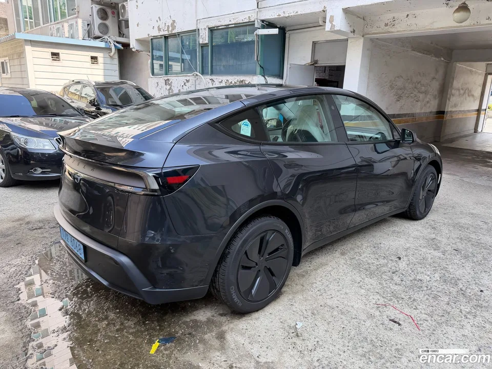 Tesla Model Y RWD 2025 — thumbnail 2