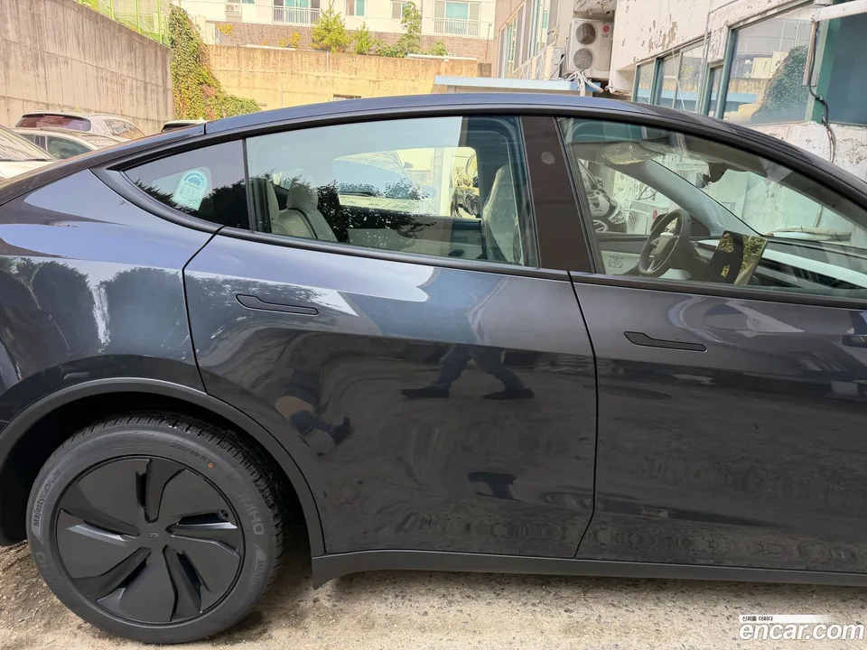 Tesla Model Y RWD 2025 — thumbnail 4