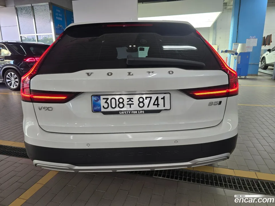 Volvo V90 Cross Country B5 AWD 2025 — thumbnail 3