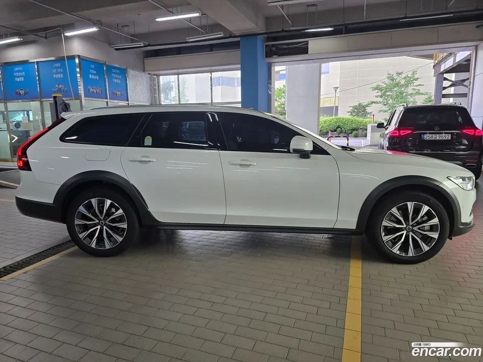 Volvo V90 Cross Country B5 AWD 2025 — thumbnail 4