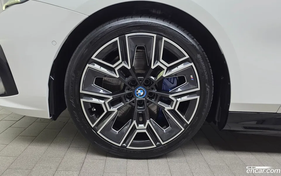 BMW i5 xDrive 40 M 2025 — thumbnail 2