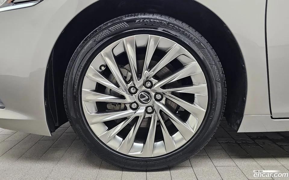 Lexus ES 300h 2023 — thumbnail 2