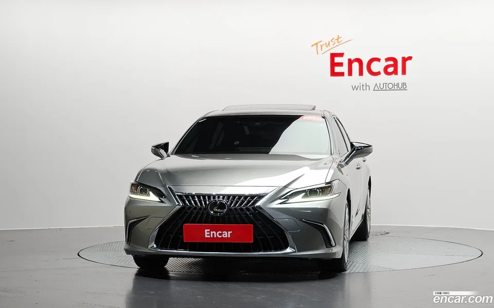 Lexus ES 300h 2023 — thumbnail 3