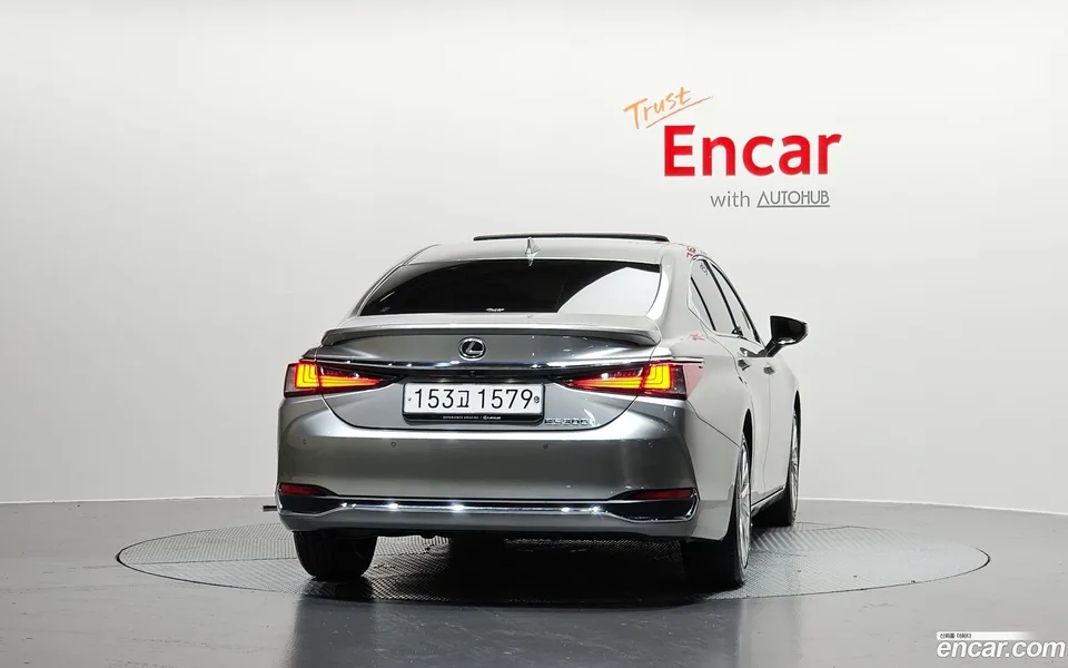 Lexus ES 300h 2023 — thumbnail 4