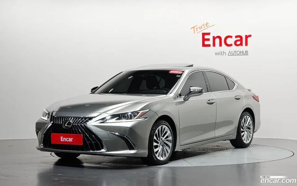 Lexus ES 300h 2023 — photo 1, buy with delivery to Moscow