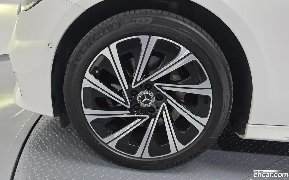 Mercedes-Benz E-Class E300 4MATIC 2024 — thumbnail 2