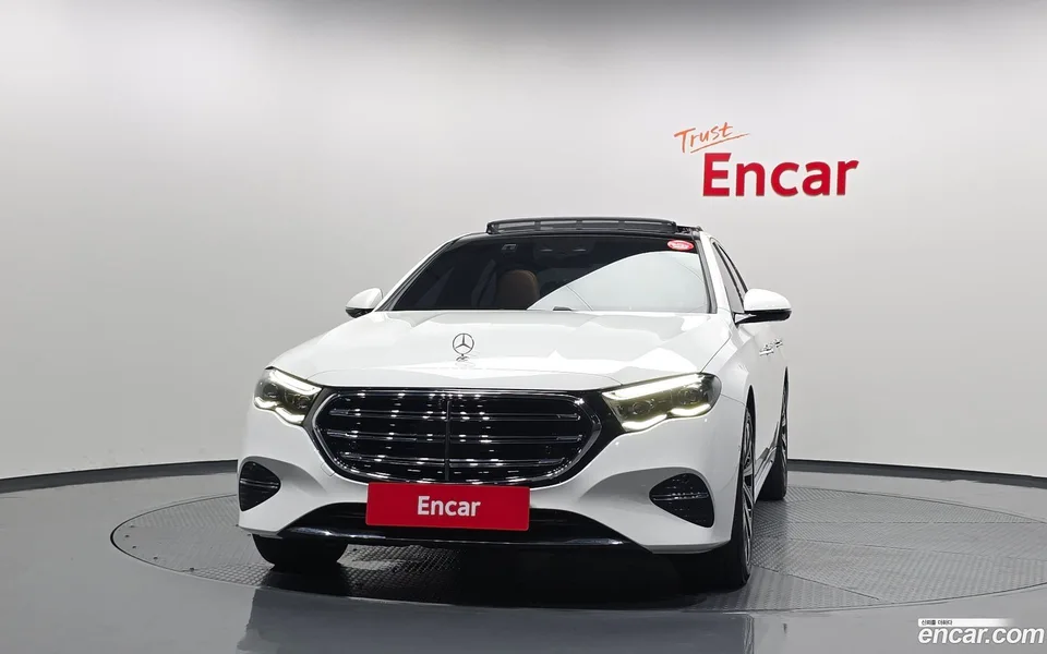 Mercedes-Benz E-Class E300 4MATIC 2024 — thumbnail 3