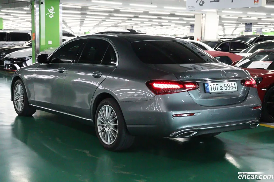 Mercedes-Benz E-Class E250 2023 — thumbnail 2