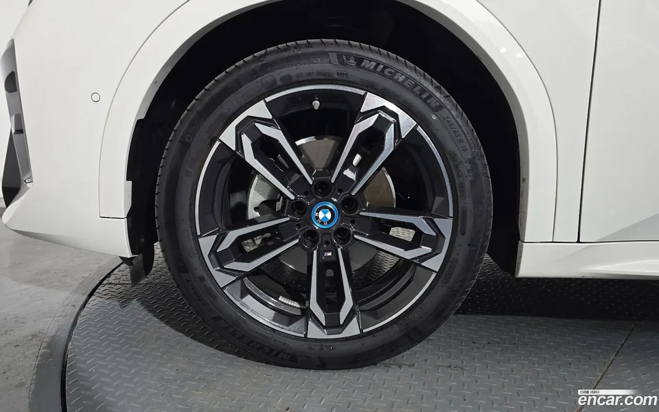 BMW iX2 eDrive 20 M 2024 — thumbnail 2