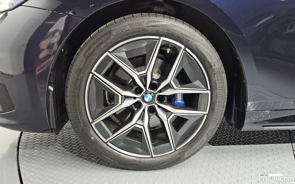 BMW 5 Series 523d xDrive M 2026 — миниатюра 2