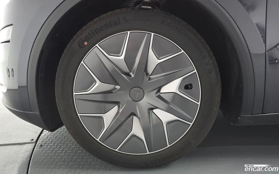 Tesla Model Y L AWD 2026 — thumbnail 2