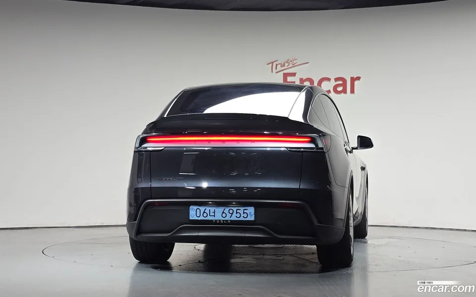 Tesla Model Y L AWD 2026 — thumbnail 4