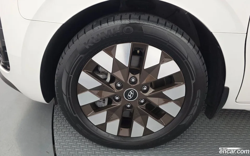 Hyundai Staria 2WD 2024 — thumbnail 2