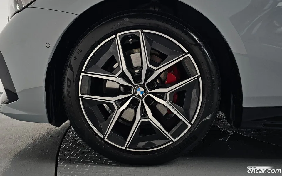 BMW 5 Series 520i 2024 — thumbnail 2