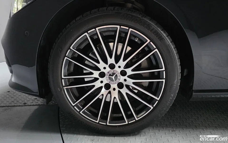 Mercedes-Benz C-Class C200 2022 — thumbnail 2