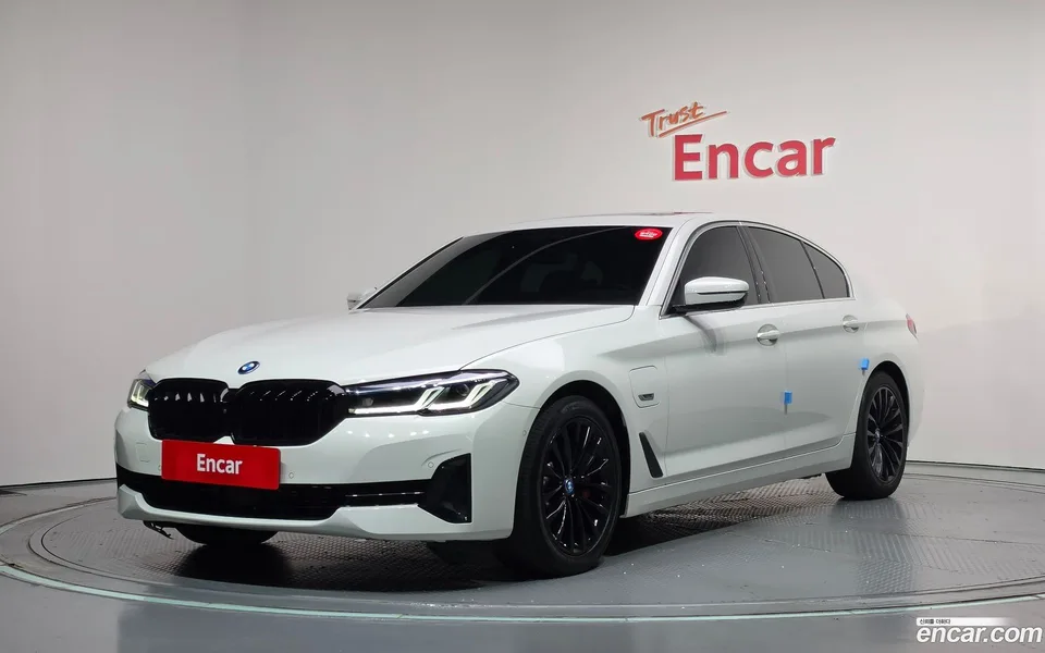 BMW 5 Series 530e 2022 — photo 1, buy with delivery to Moscow