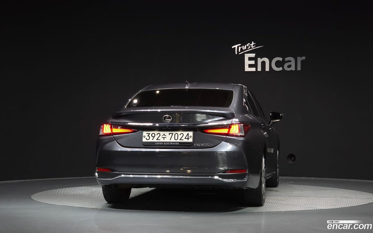 Lexus ES 300h 2023 — 4