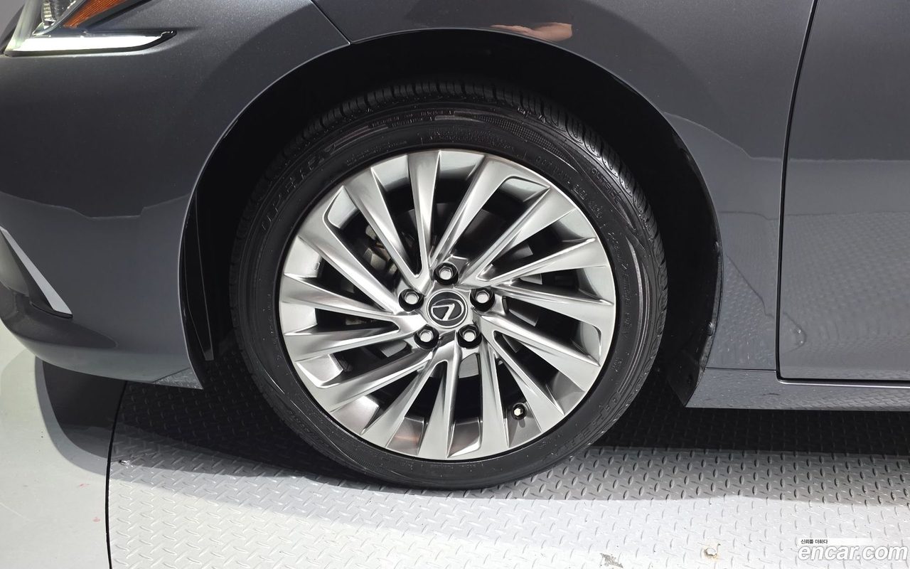Lexus ES 300h 2023 — 5