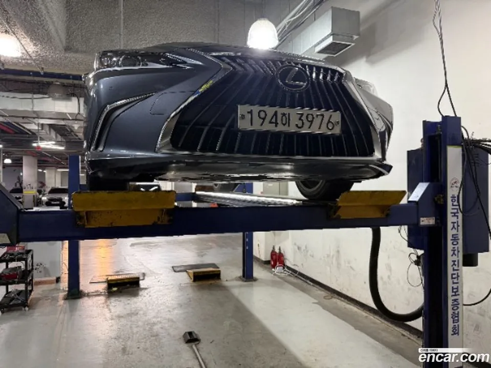 Lexus ES 300h 2023 — photo 1, buy with delivery to Moscow