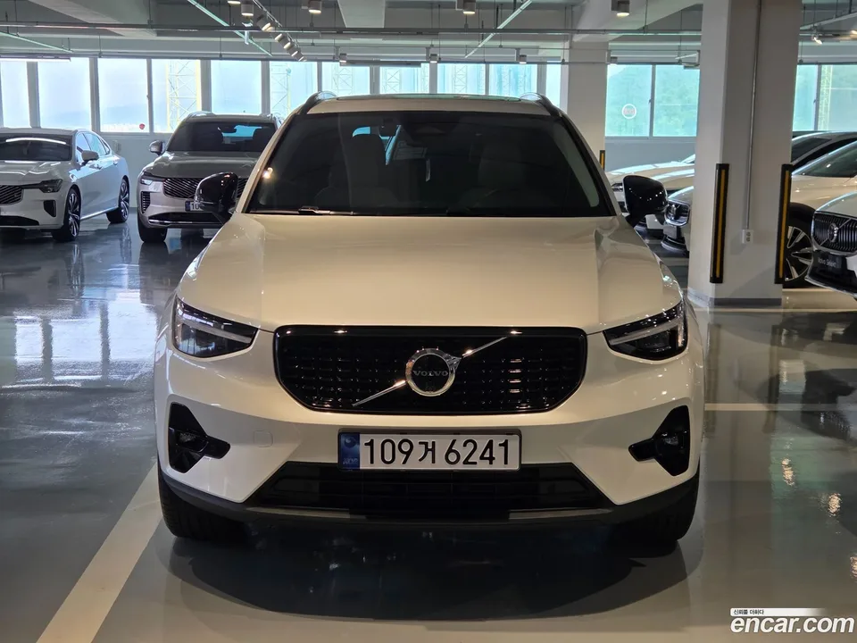 Volvo XC40 B4 2026 — photo 1, buy with delivery to Moscow