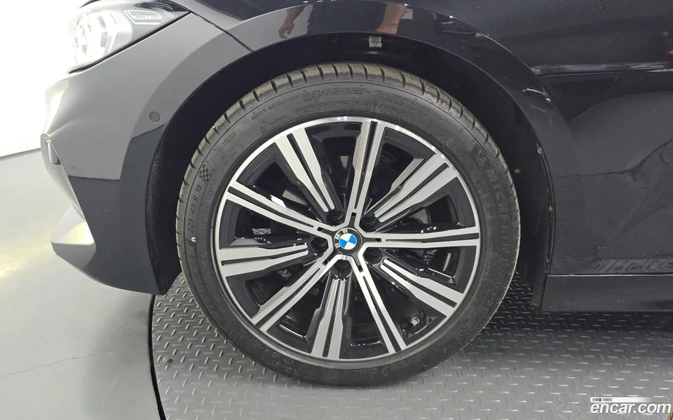 BMW 3 Series 320i 2025 — thumbnail 2