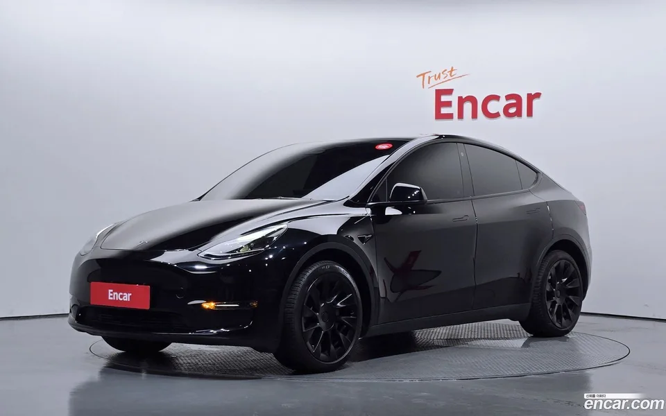 Tesla Model Y AWD 2023 — photo 1, buy with delivery to Moscow