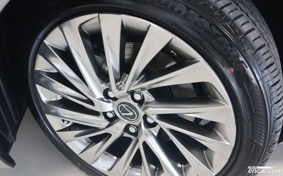 Lexus ES 300h 2025 — thumbnail 2