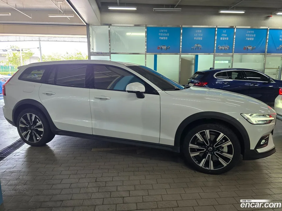 Volvo V60 Cross Country B5 AWD 2024 — thumbnail 2