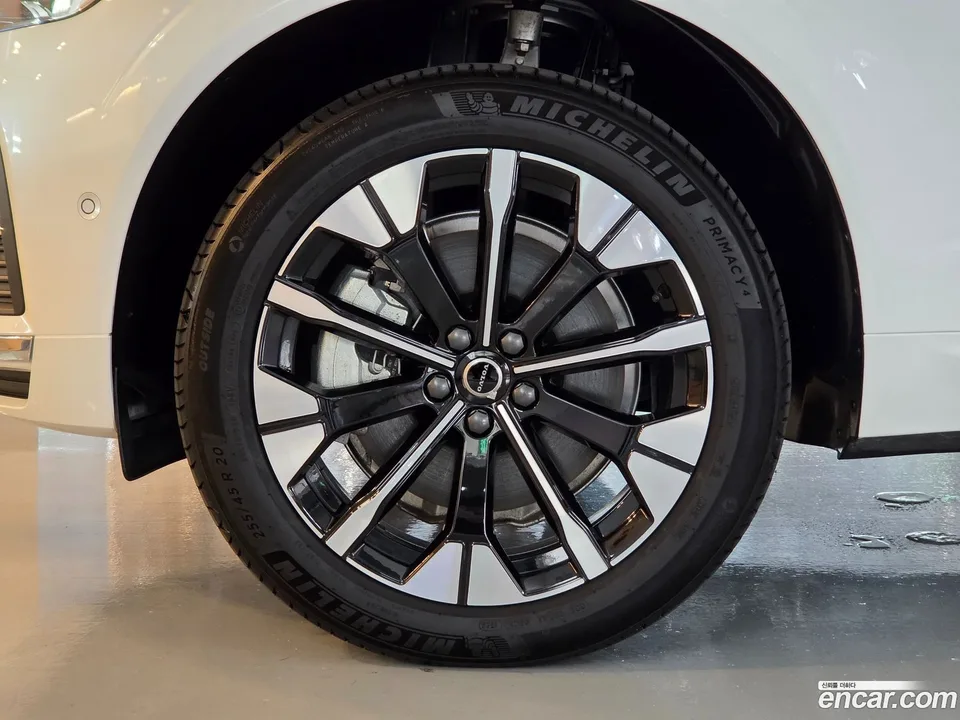 Volvo XC60 T8 2025 — thumbnail 2