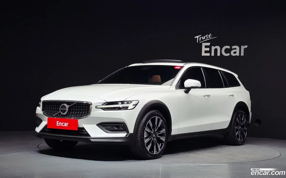 Volvo V60 Cross Country B5 AWD 2025 — photo 1, buy with delivery to Moscow
