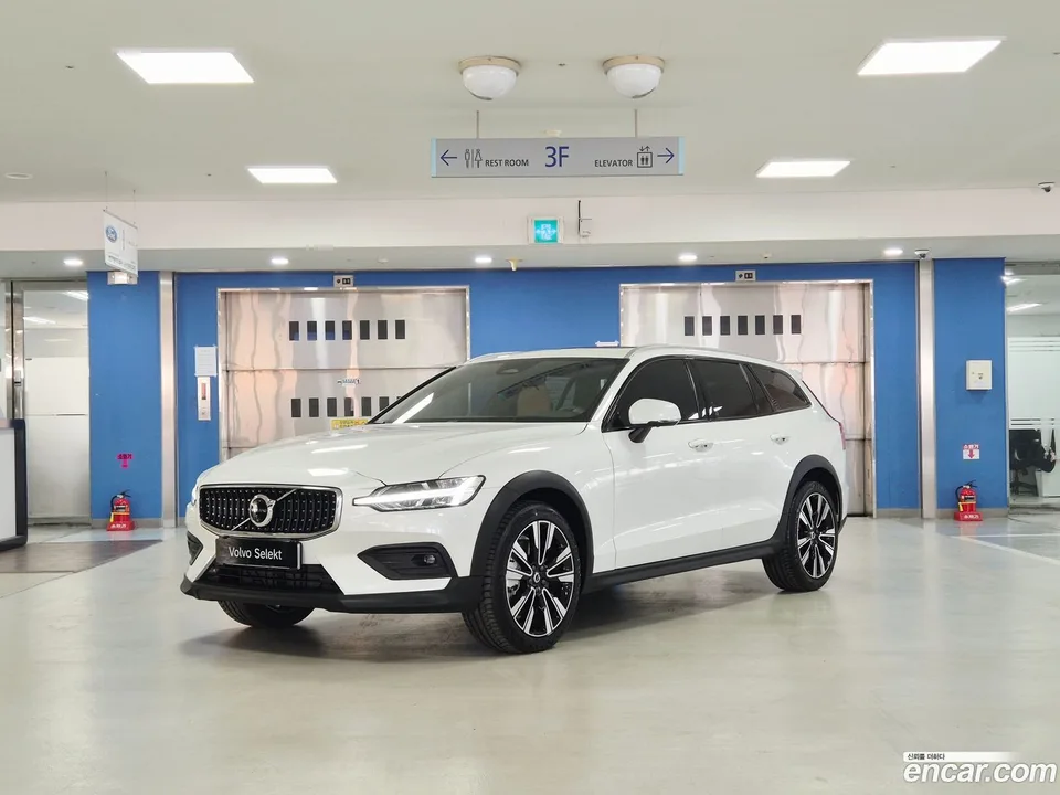 Volvo V60 Cross Country B5 AWD 2025 — photo 1, buy with delivery to Moscow