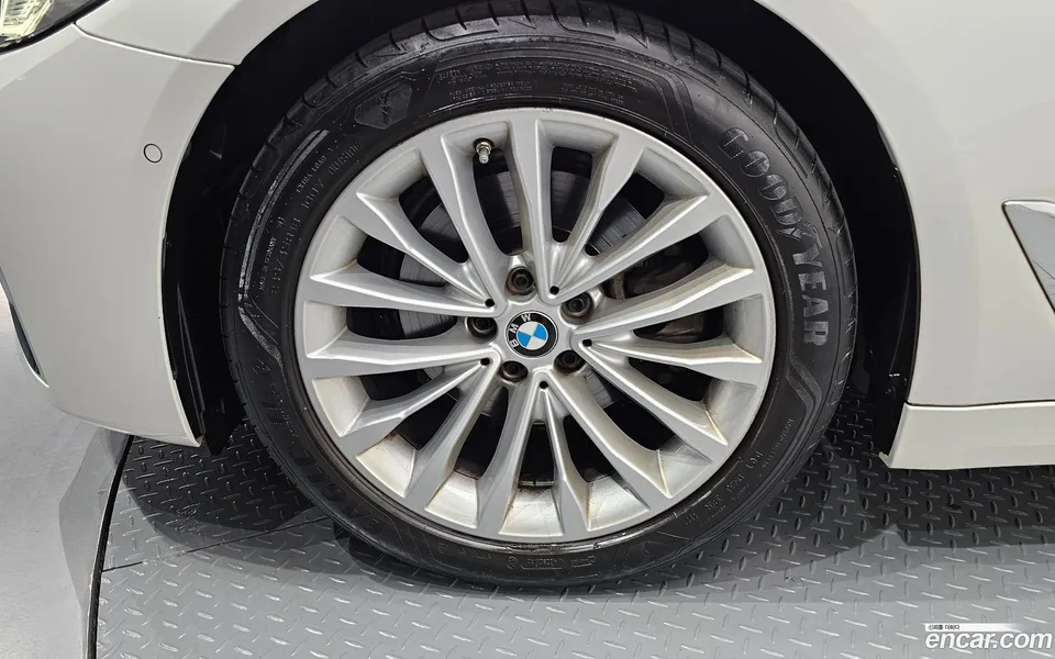 BMW 5 Series 520i 2022 — thumbnail 2